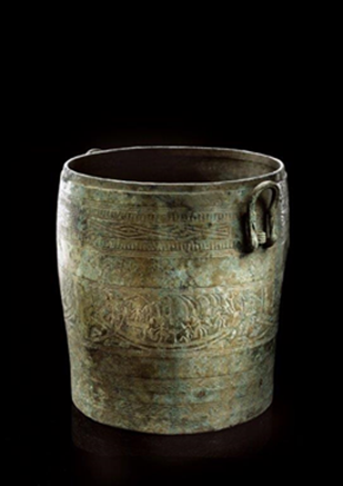 A close-up of a vase

Description automatically generated with low confidence
