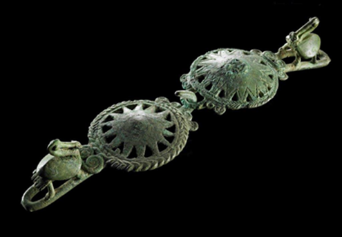 A close-up of a diamond ring

Description automatically generated with medium confidence
