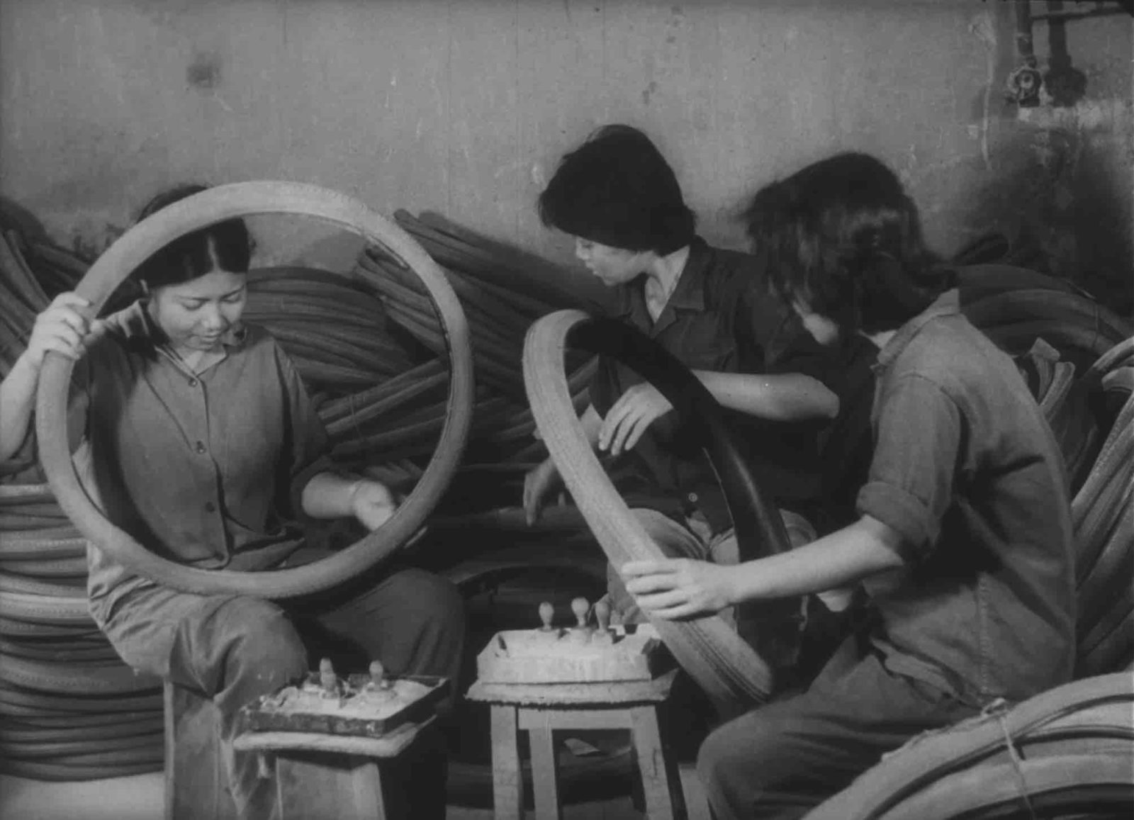 yda_anthologie_cinema_viet_fig_1.jpg Dust & metal