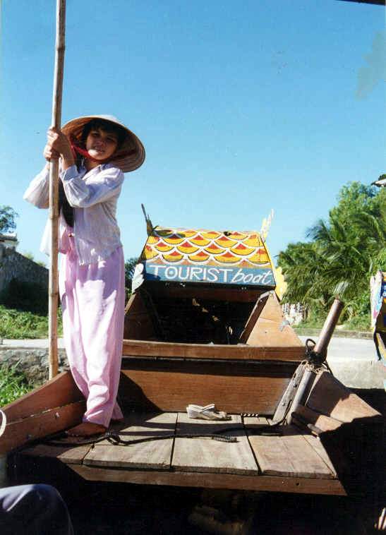 Thuyền chở khách du lịch trên sông Hương -  ảnh NVH