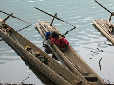 Trên hồ Ba Bể     (Ảnh PQV - 04/2007)     