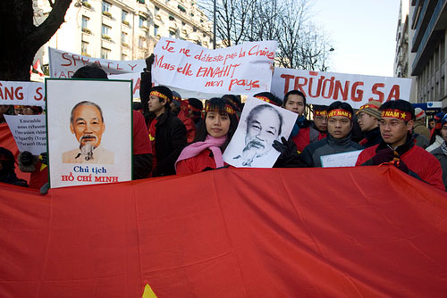 Trường Sa và Hoàng Sa - SVVN biểu tình ngày 22-12-07 tại Paris (ảnh ADEVF)
