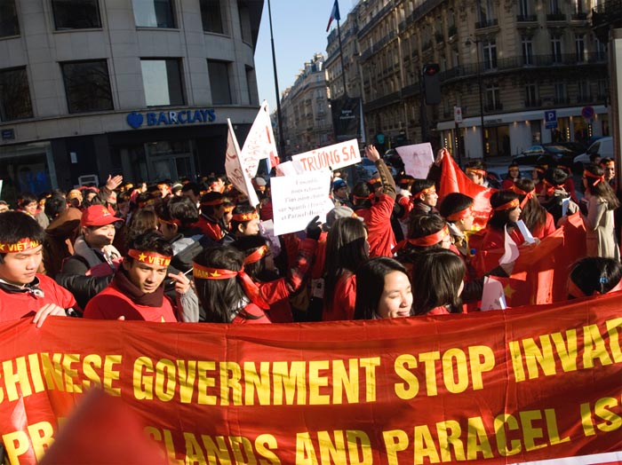 Sinh viên Việt Nam biểu tình tại Paris về Hoàng Sa và Trường Sa